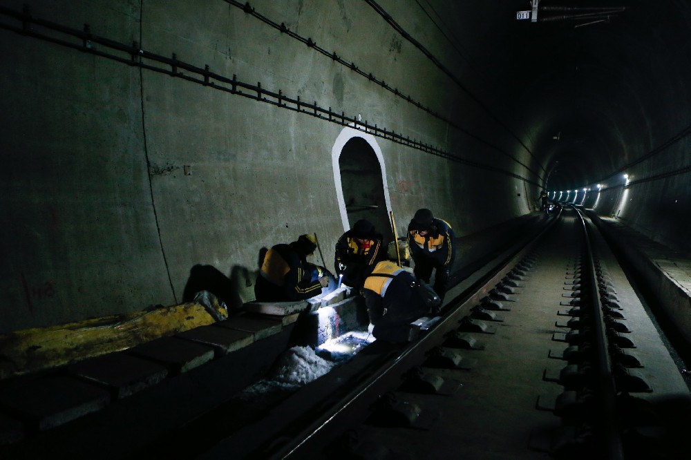 敦煌铁路运营隧道病害现状